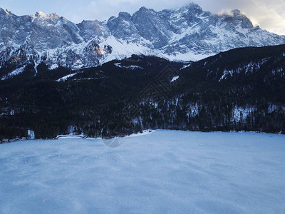 美丽的雪山与冰冻的湖面的宁静照片图片