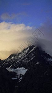 美丽的雪山峰的宁静拍图片