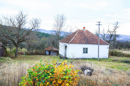 西塞尔维亚一个小村庄的农村住房图片