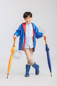 穿雨衣带雨伞的可爱小男孩图片