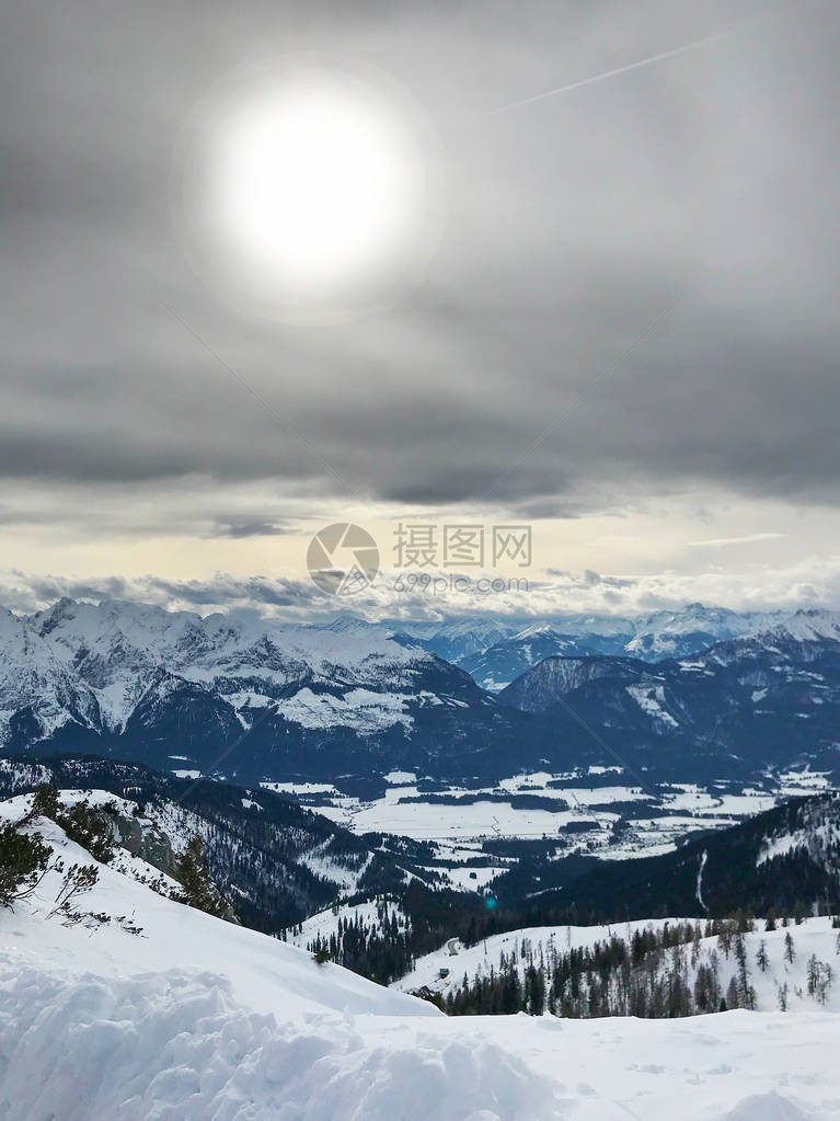 美丽的雪山的宁静拍摄阳光照耀图片