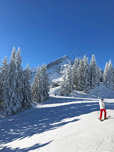 以美丽的雪山风景为背景拍摄图片