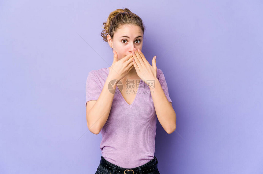 紫色背景的年轻caucasian女子用双手图片