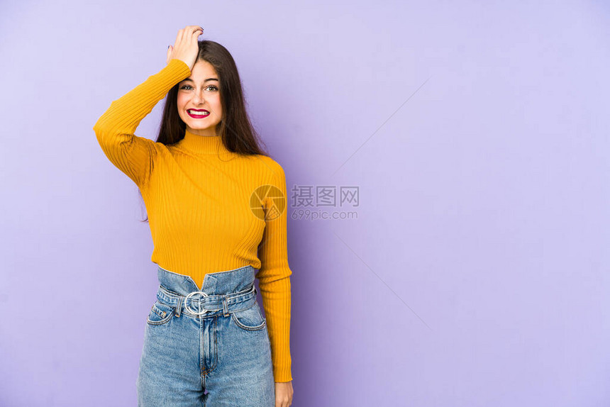 在紫色背景中被孤立的年轻caucasian女人图片
