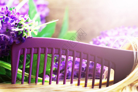 紫色的梳子金发和鲜花图片