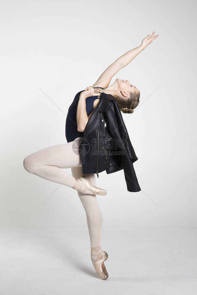 年轻芭蕾舞女青年在工作室练习芭蕾舞图片