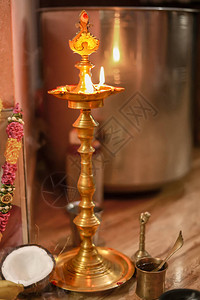传统的南印度黄铜油灯尼拉维克库在民宅图片