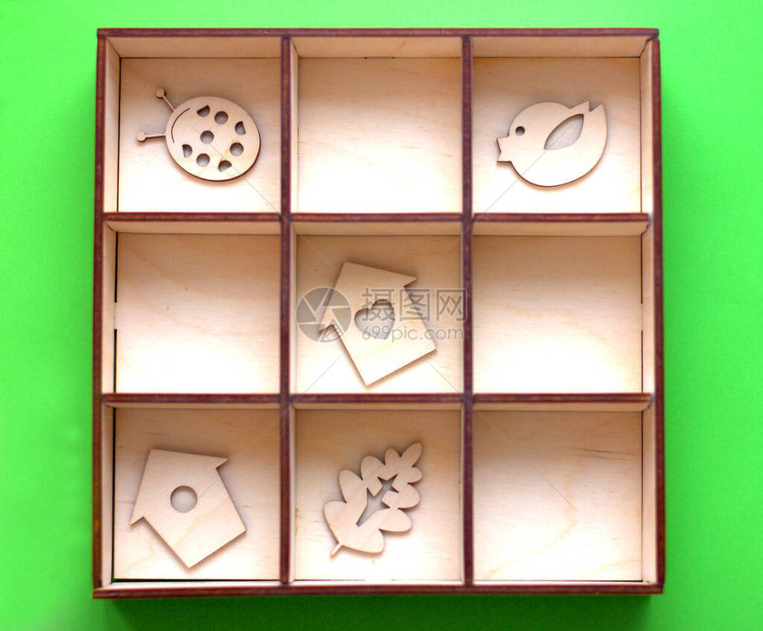 装在盒子里的木玩具图片