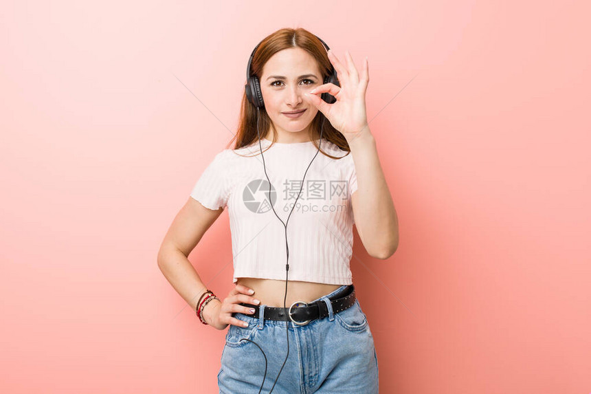 年轻caucasian女人聆听音乐欢图片