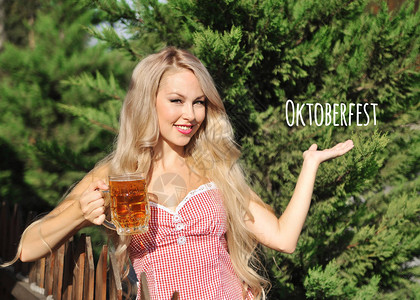 Oktoberfest女人与杯啤酒图片