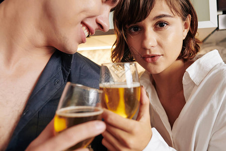 感有吸引力的年轻女子与男朋友喝酒时在图片