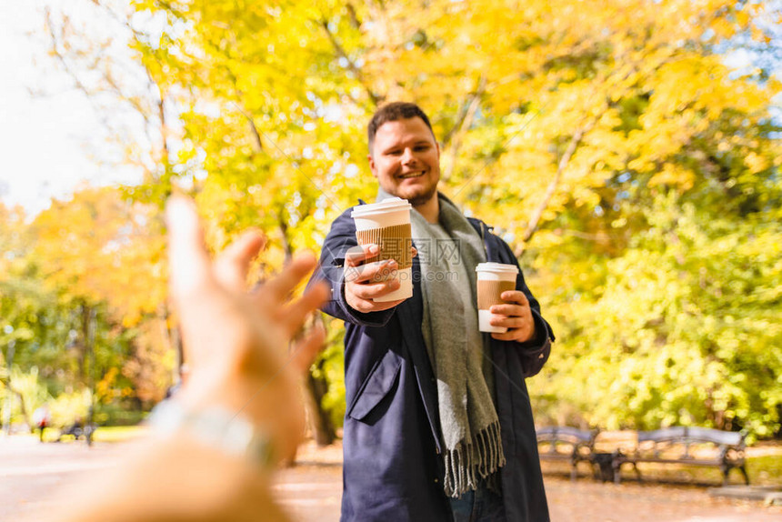 男人带咖啡来朋友喝酒去户外玩秋天城市公图片