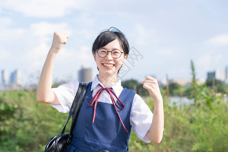 一名高中女学生在户外微笑图片