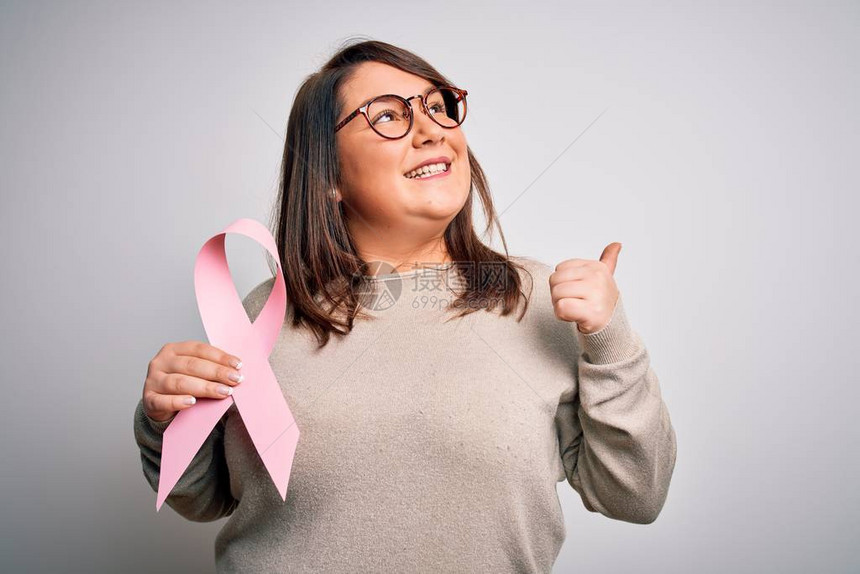 身着乳癌意识的粉红丝带图片