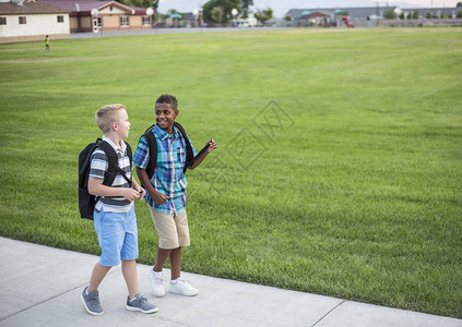 两个不同的学校孩子放学后一起走回家图片