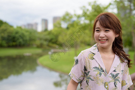 年轻美丽的亚洲旅游女客在公图片