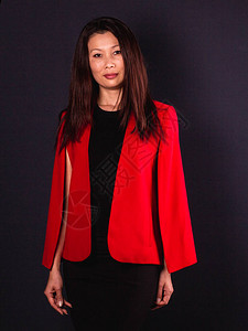 美丽的亚洲女商人穿着优雅的红色外套黑图片