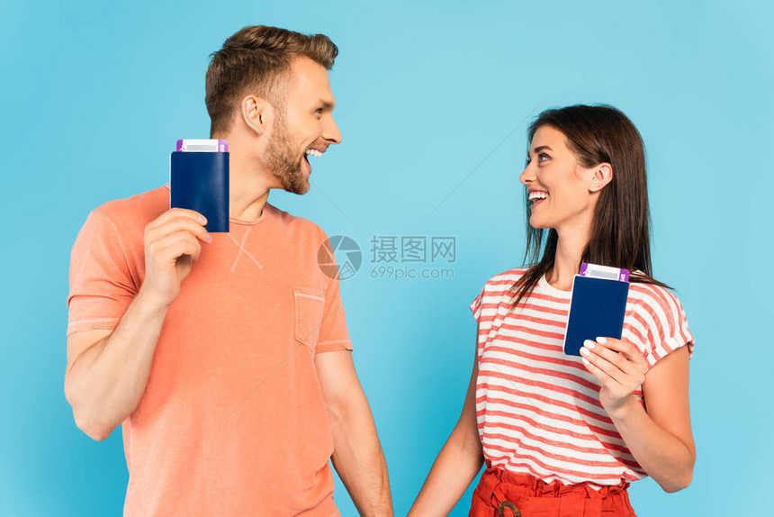 幸福的一对夫妇持有护照和机票图片