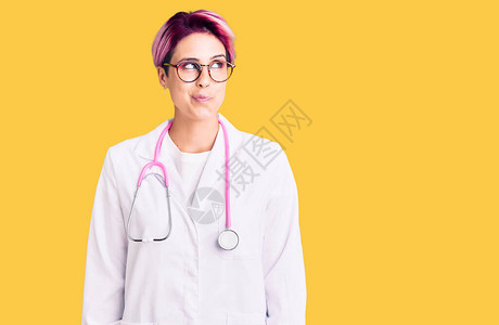 身着粉红色头发的年轻美女穿着医生制服图片