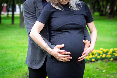 男人拥抱一个孕妇没有脸图片