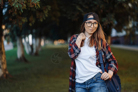 快乐的年轻女学生身着休闲服装图片