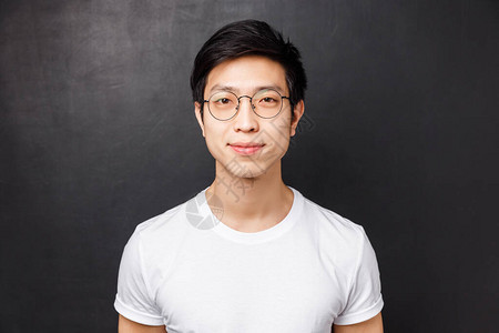 身穿白色t恤和眼镜的简单可爱亚洲男人的特写镜头图片
