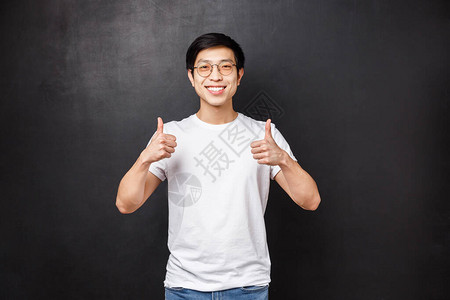促销来袭穿着白色T恤墨镜的年轻帅哥举起拇指来表示认可保证你会喜欢同意或接受一些很棒的东西笑容摄影机背景