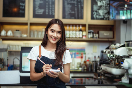 新一代妇女在咖啡店柜台做小生意图片