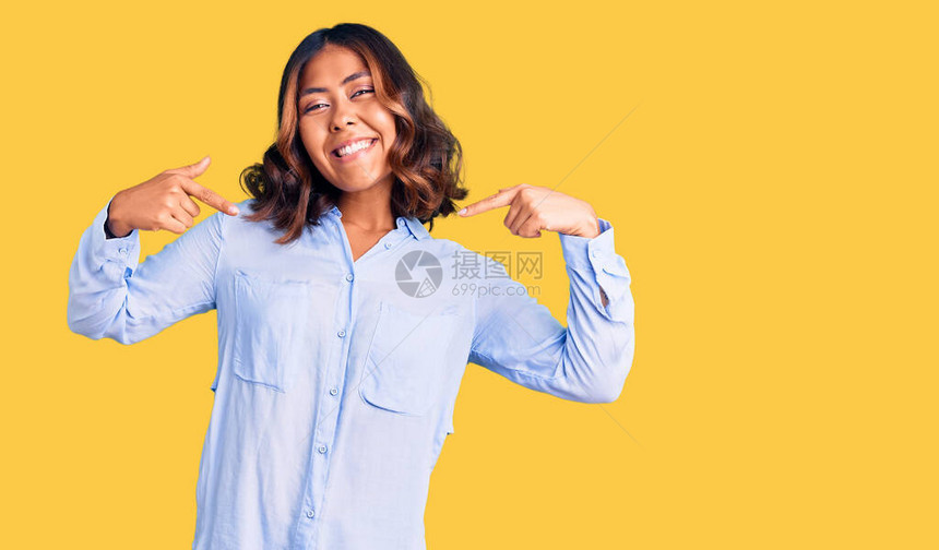 年轻漂亮的混血女人穿着休闲商务衬衫图片
