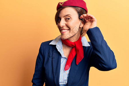 身穿空姐制服的年轻美女笑着微笑图片