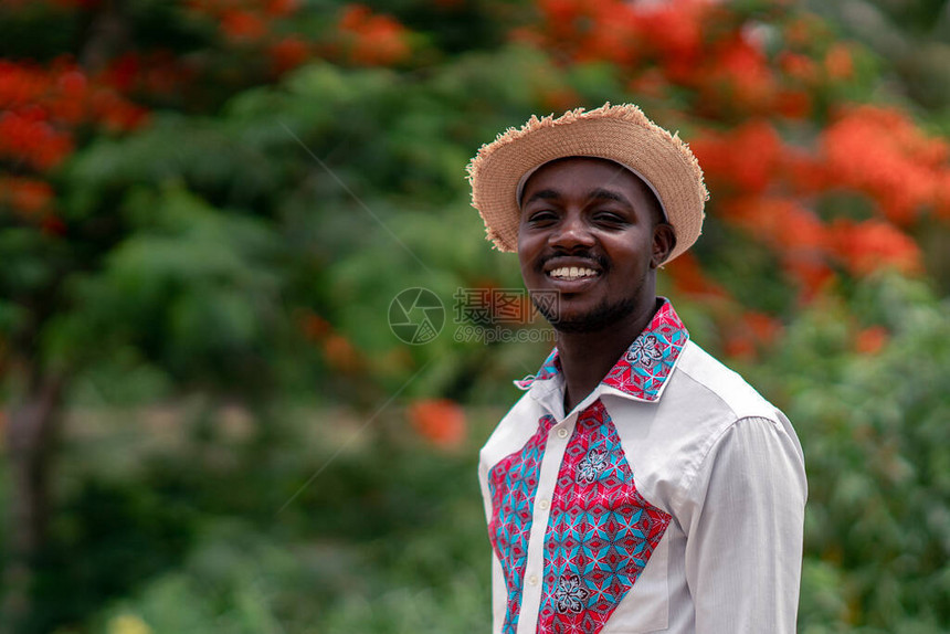 身穿本地布衣的非洲男子的肖像是传统色彩多图片