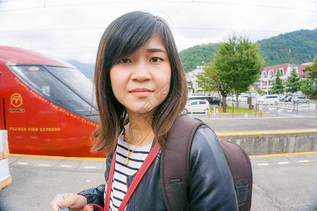 日本地铁站平台旅游女客图片