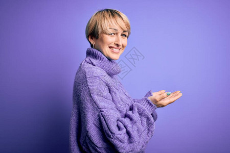 身穿紫色背景的冬季高领毛衣图片