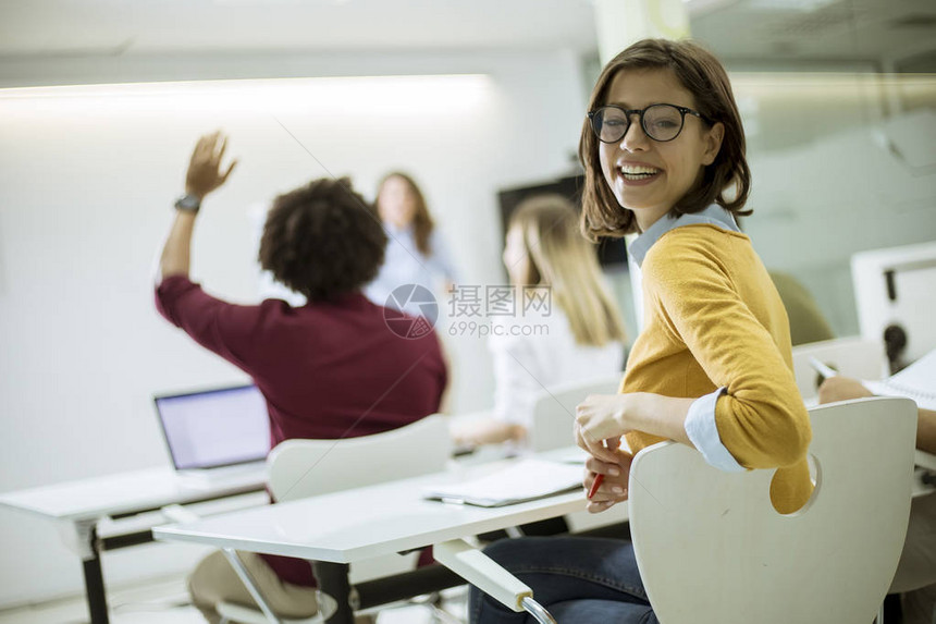 年轻女学生带着眼镜回图片