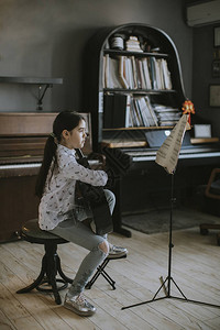 可爱的小女孩练习一个音响吉他图片