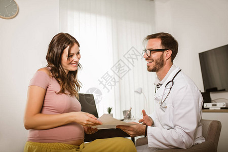 妇科医生和孕妇在医院会面背景图片