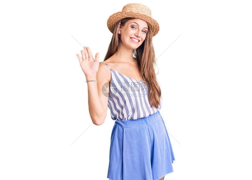 穿着暑假帽子的年轻金发美女放弃向您问好快乐和微笑图片