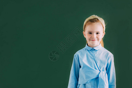 可爱的红发小女学生站在黑板旁图片