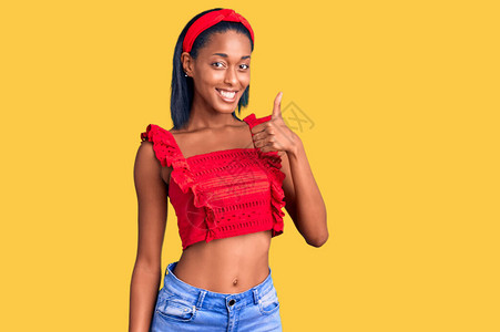 身穿临时暑期服装的年轻非洲女笑着快乐和积极图片