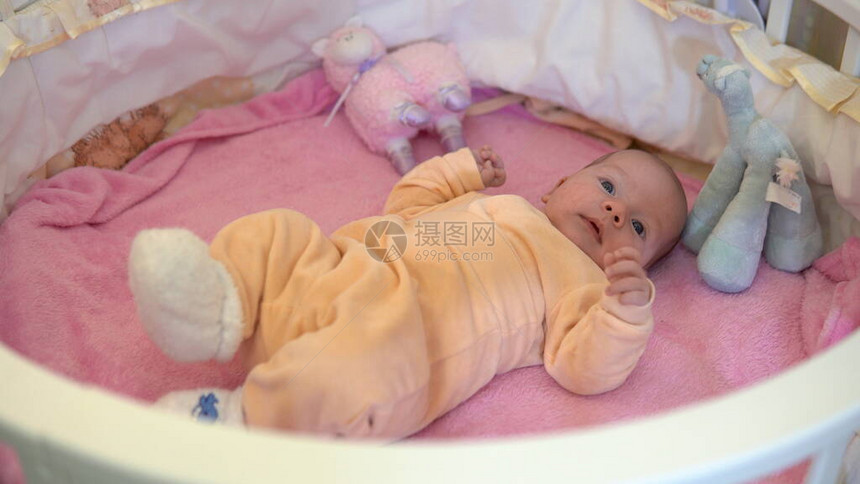 婴儿在婴儿床里孩子辗转反侧4k图片