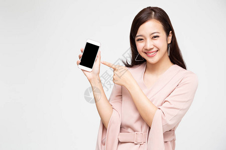 美丽的亚洲Wowan肖像显示或展示手持移动电话应用程序图片