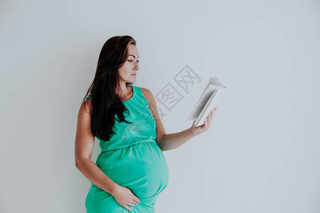 孕妇在产前阅读一图片