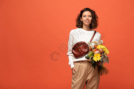 在秋天装扮着微笑的女士拿着一束鲜花图片