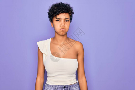 年轻美丽的非洲裔美国黑人女穿着休闲t恤图片
