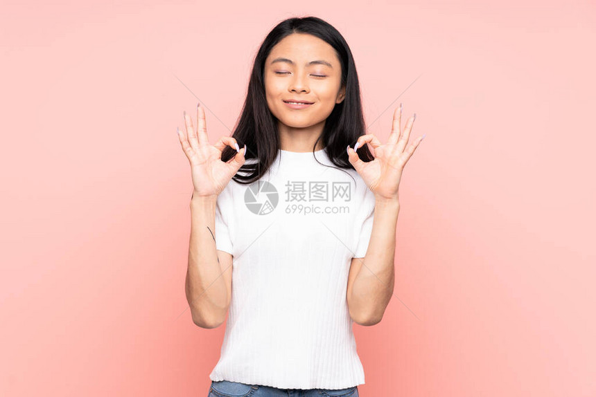 年轻的女人以共姿势与图片