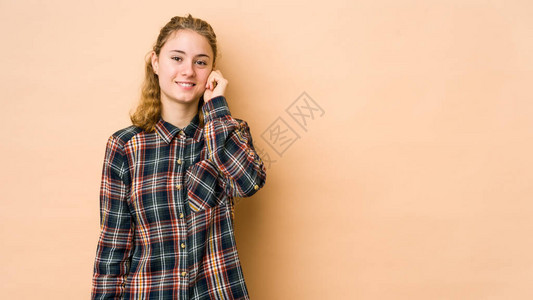 在蜜蜂背景上被孤立的年轻caucasian女庆祝胜利和热情图片