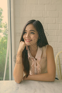 在咖啡店放松的年轻亚洲美女肖像女青年美图片