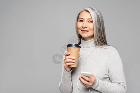 快乐的亚洲女人穿着高领毛衣图片