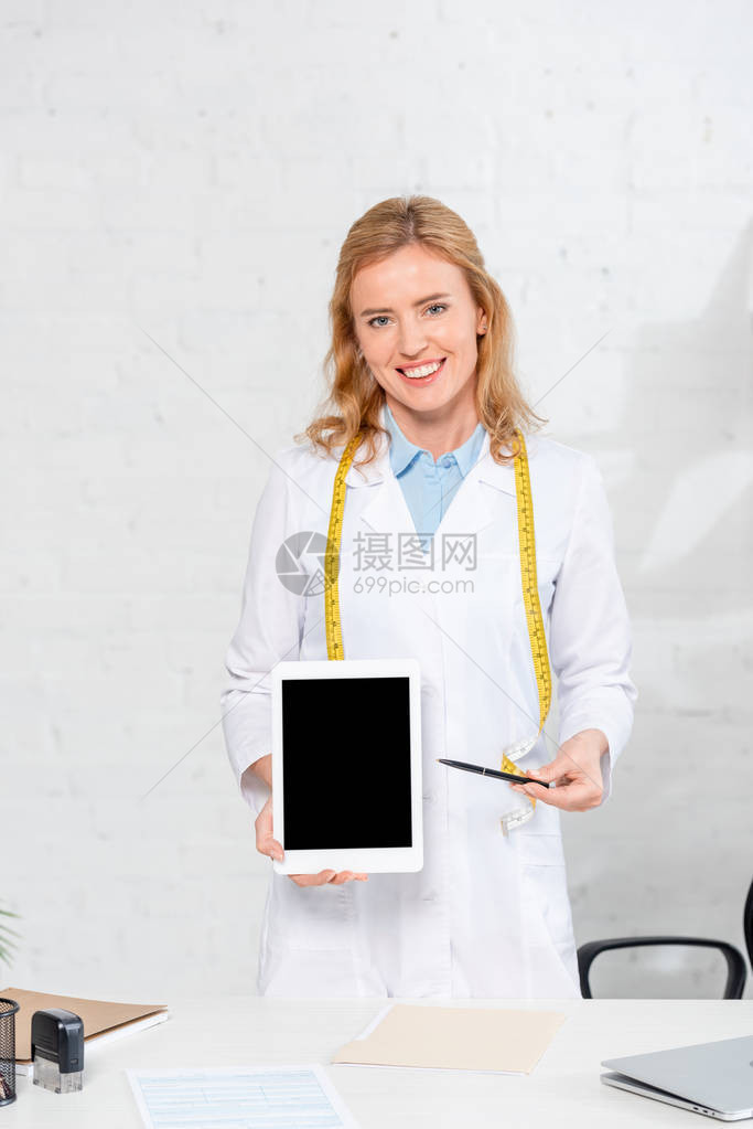 在诊所数字平板电脑上用笔指着微图片