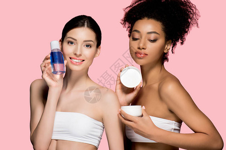 多种族幸福的多种族妇女拿着化妆奶油和化妆剂图片